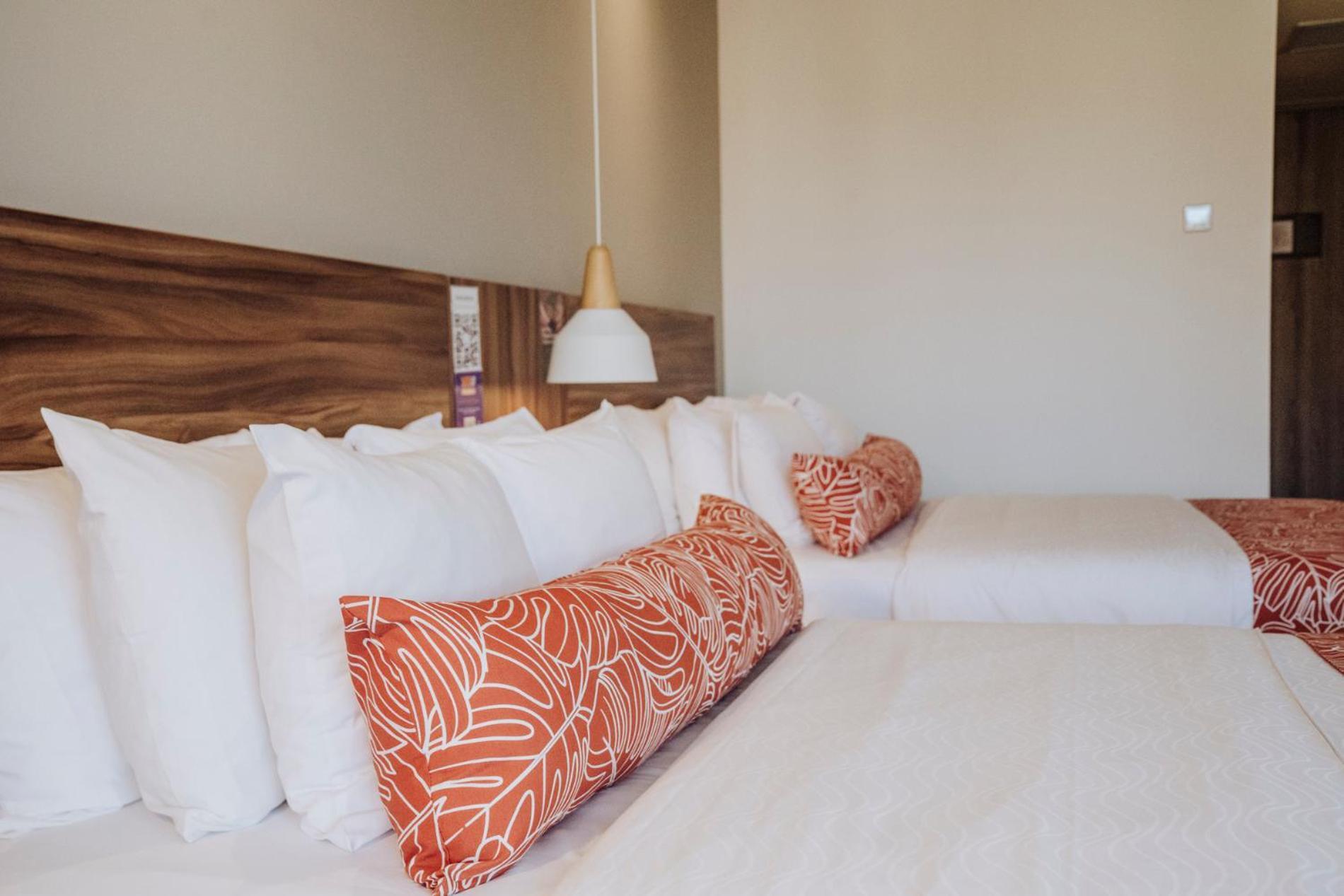 Novotel Medellin El Tesoro Exteriér fotografie A bed with cushions