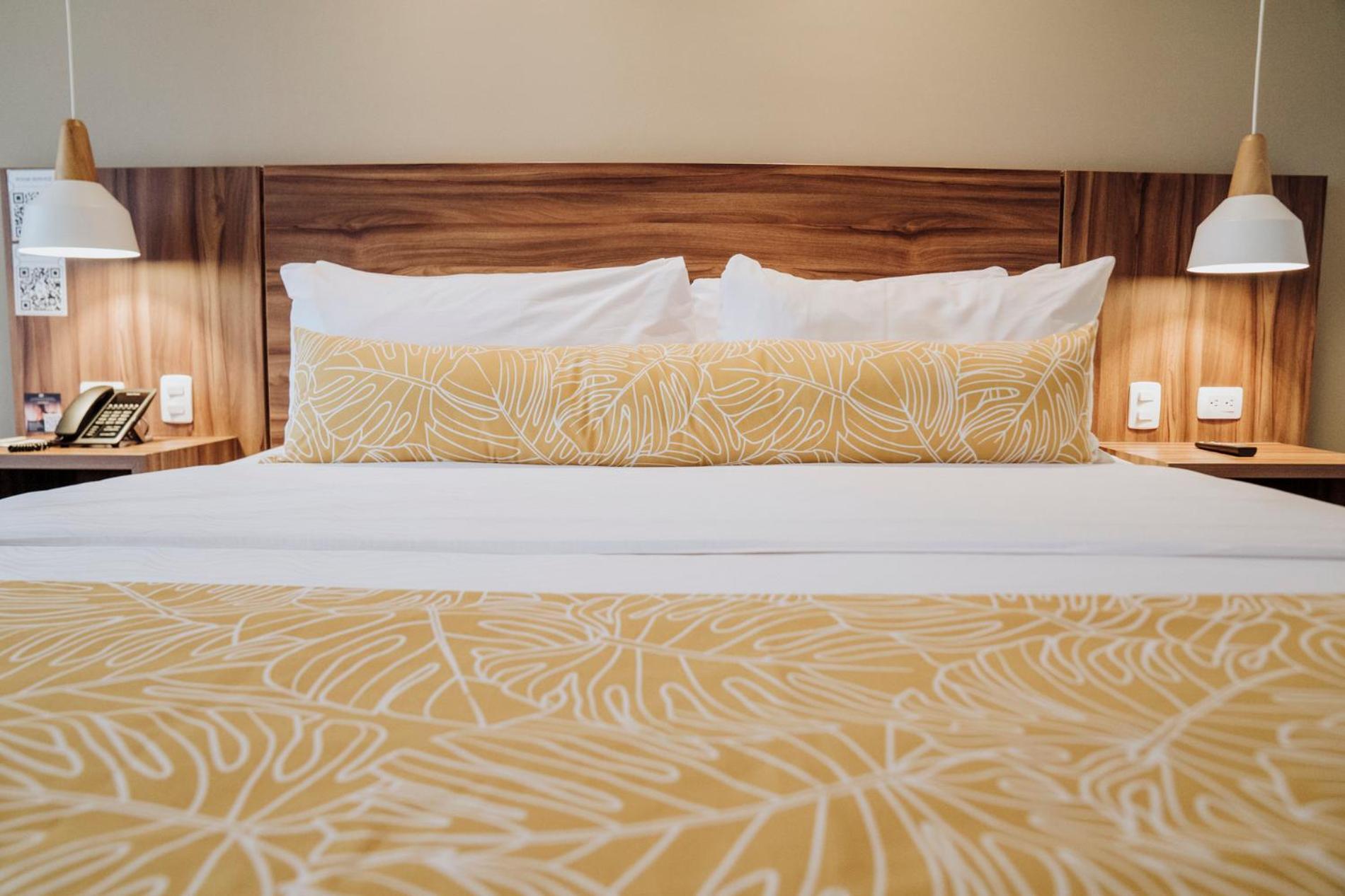 Novotel Medellin El Tesoro Exteriér fotografie A bed with a headboard
