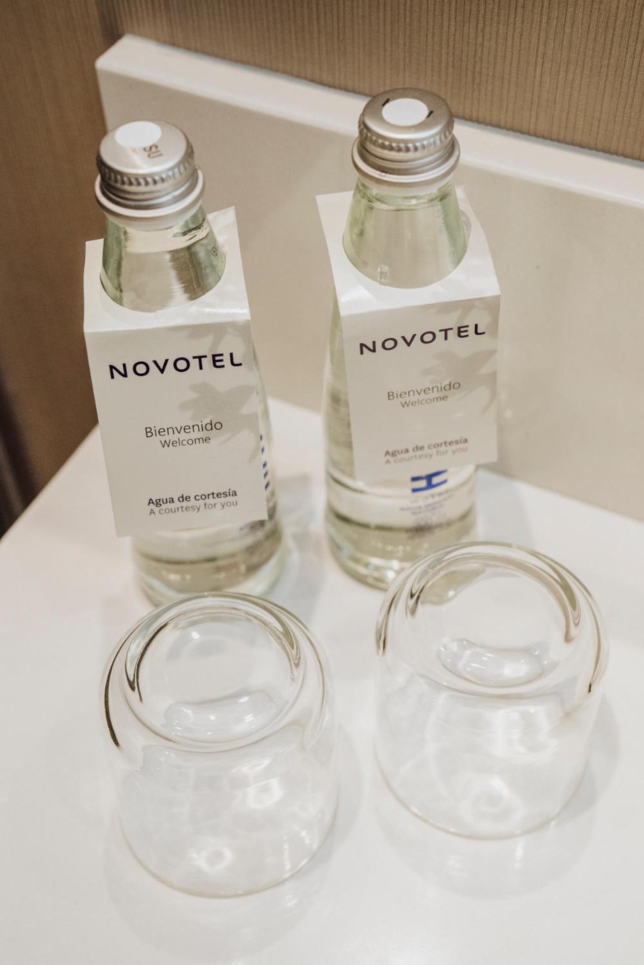 Novotel Medellin El Tesoro Exteriér fotografie Bottled water in a hotel room