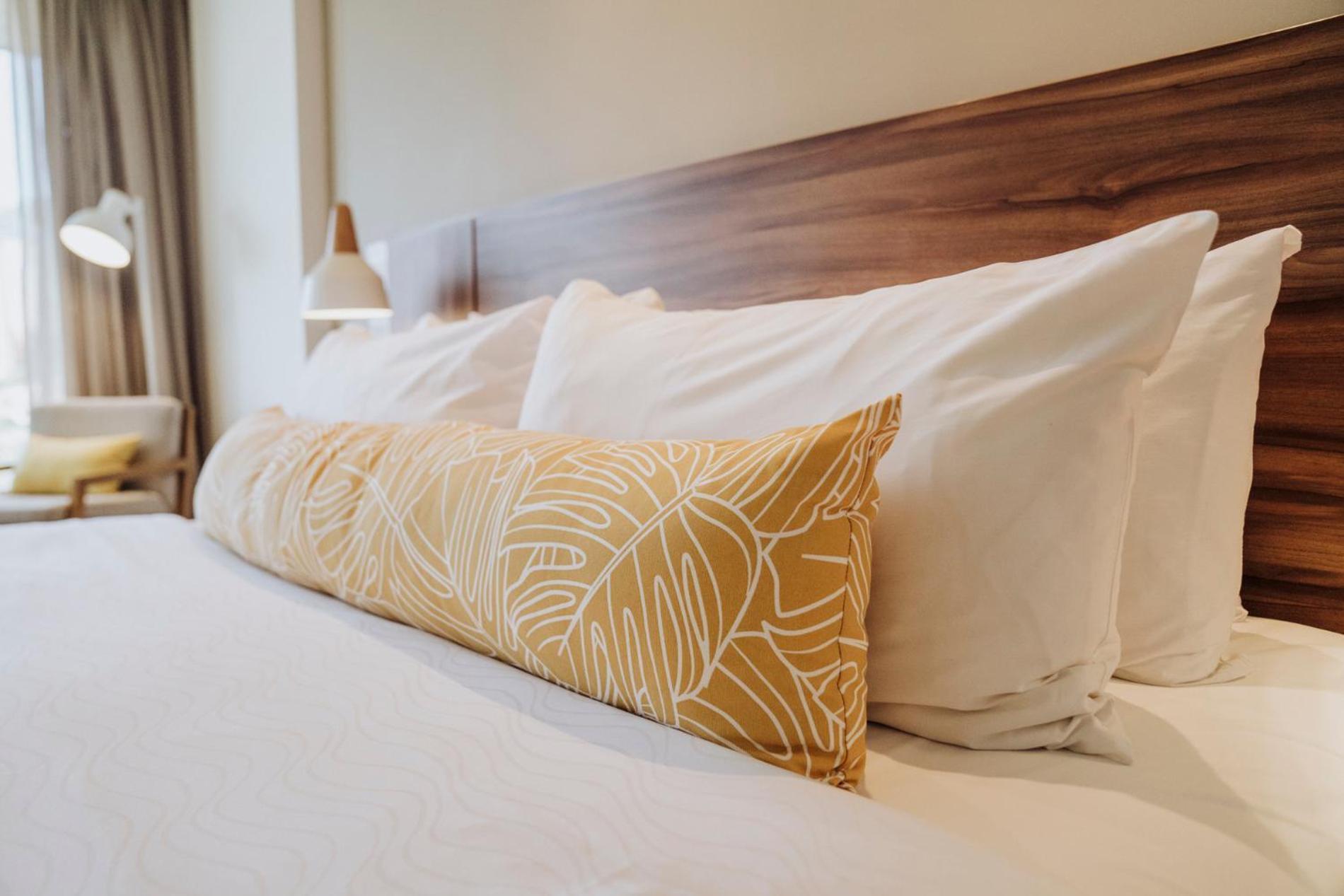 Novotel Medellin El Tesoro Exteriér fotografie A body pillow on a bed