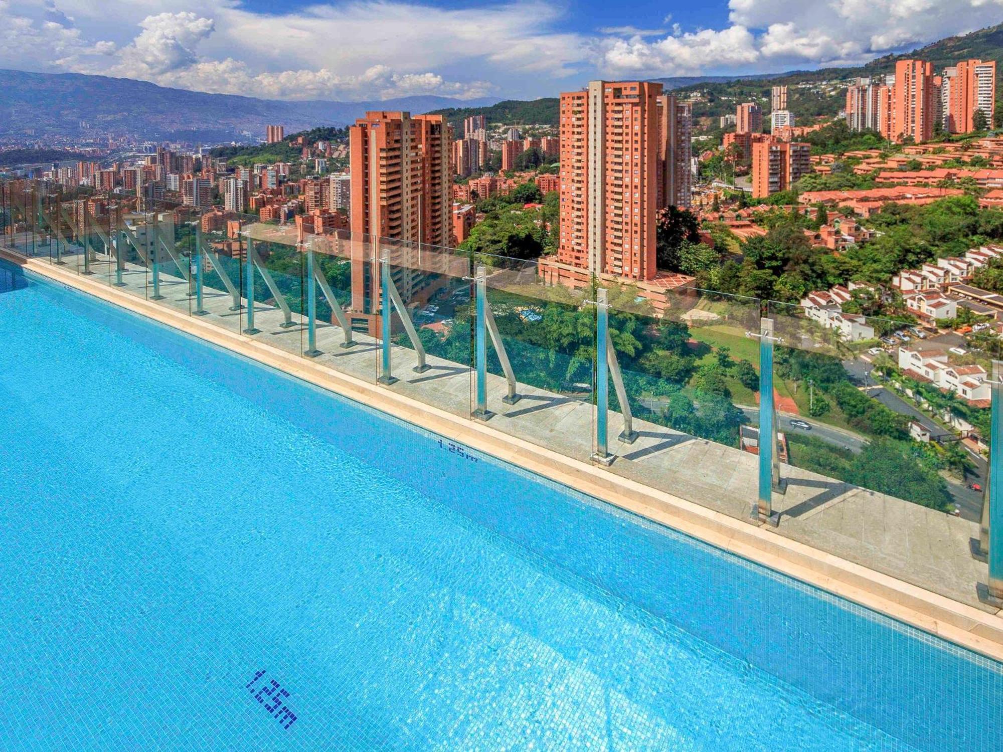 Novotel Medellin El Tesoro Exteriér fotografie Infinity pool in Medellín, Colombia