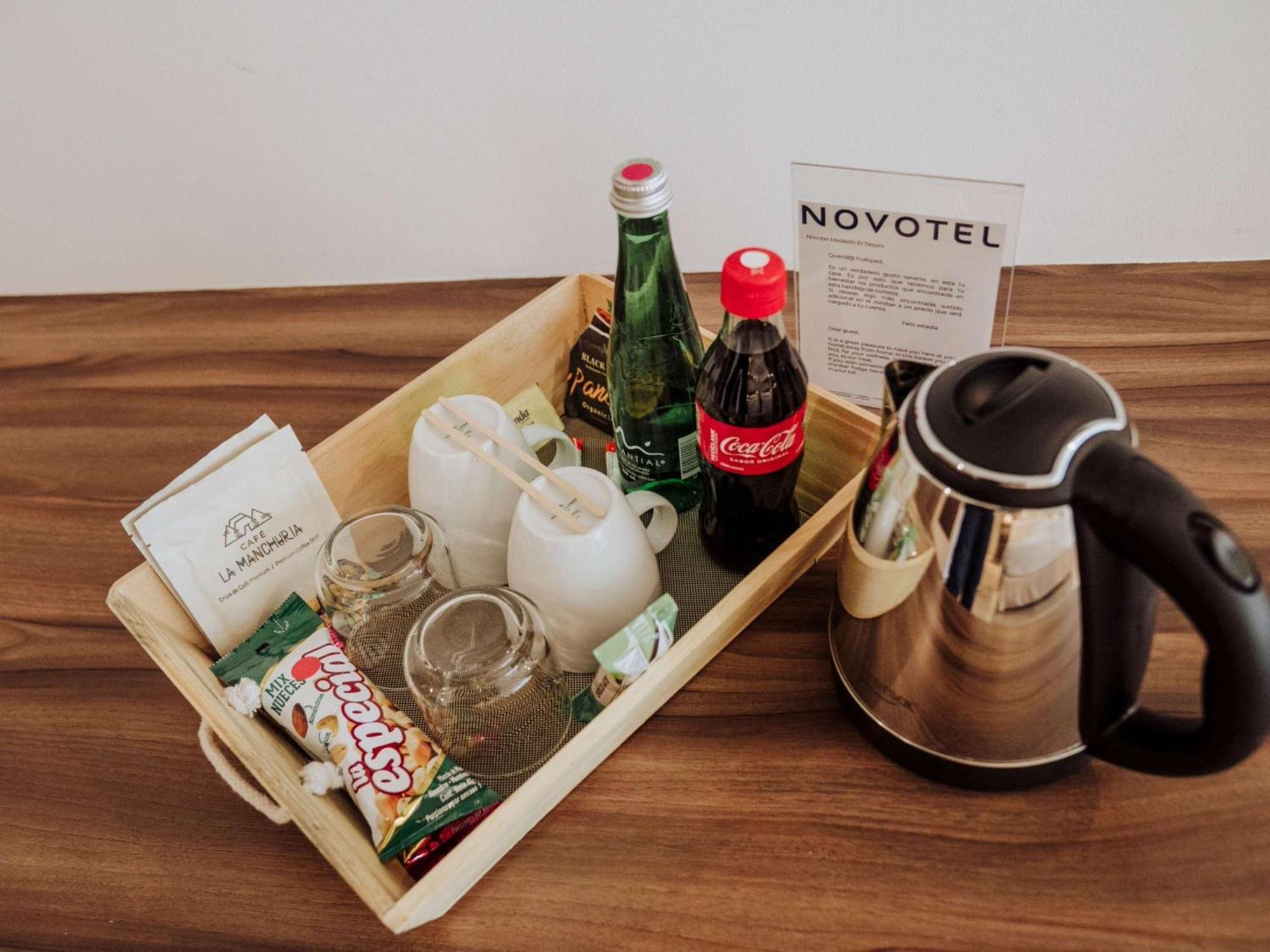Novotel Medellin El Tesoro Exteriér fotografie A kettle and a tray of snacks and drinks in a hotel room